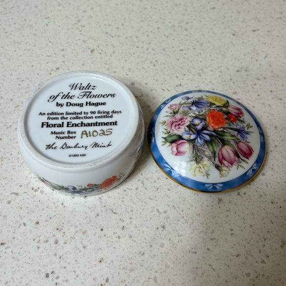 Beautiful, Danbury Mint porcelain music box. Excellent condition. - Picture 3 of 5